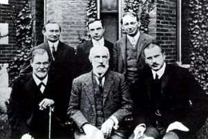 freud_pierwszy z lewej siedzi1909